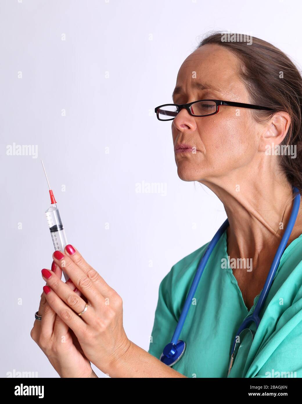 August 2015 - ältere Ärztin kehrt in den Dienst zurück Dienen auch bei der Behandlung von Coronavirus-Patienten zu unterstützen Stockfoto