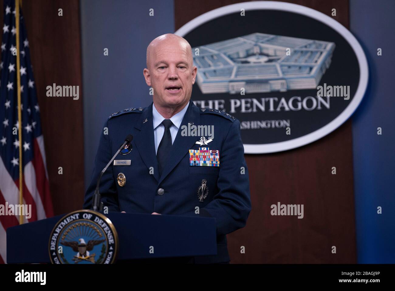 Der Chef der Weltraumoperationen der US-Weltraumstreitkräfte und Kommandeur des US-Raumfahrtkommandos, Air Force Gen. John W. Raymond, informiert Reporter über die COVID-19-Pandemie im Pentagon am 27. März 2020 in Arlington, Virginia. Stockfoto
