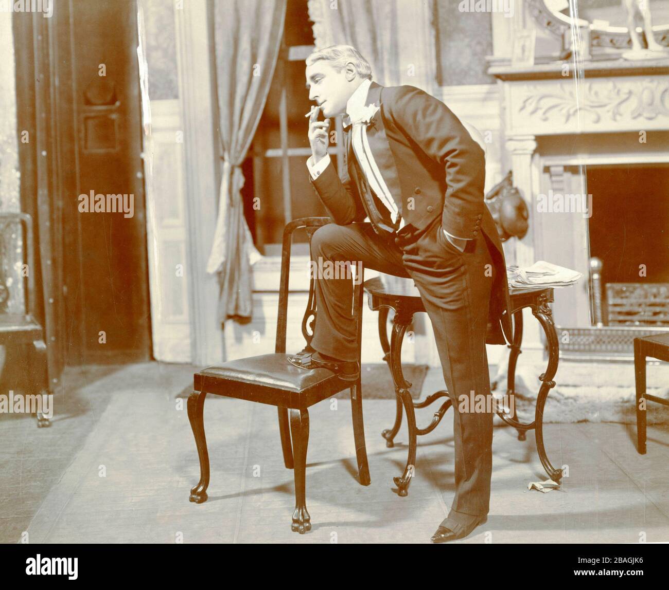 Kyrle Bellews in der Broadway-Produktion von Raffles, dem Amateur Cracksman (1903) Arthur J. Raffles (meist A. J. Raffles genannt) ist eine fiktive Figur, die 1898 von E. W. Hornung geschaffen wurde Stockfoto