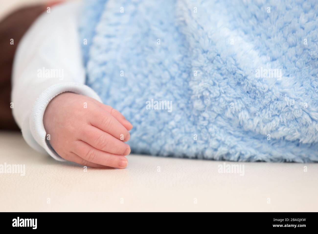 Gebündeltes Schlafendes Kleines Neugeborenes Baby Closeup Stockfoto