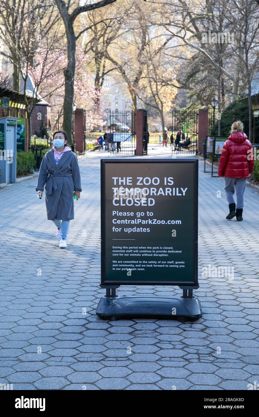 Ein geschlossenes Schild im Central Park Zoo aufgrund der Coronavirus Pandemie. Stockfoto