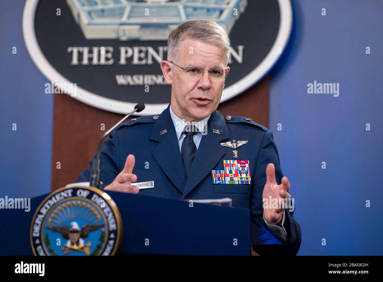U.S. Joint Staff Surgeon Air Force Brig. Gen. Paul Friedrichs, MD, informiert Reporter über die COVID-19-Pandemie im Pentagon am 16. März 2020 in Arlington, Virginia. Stockfoto