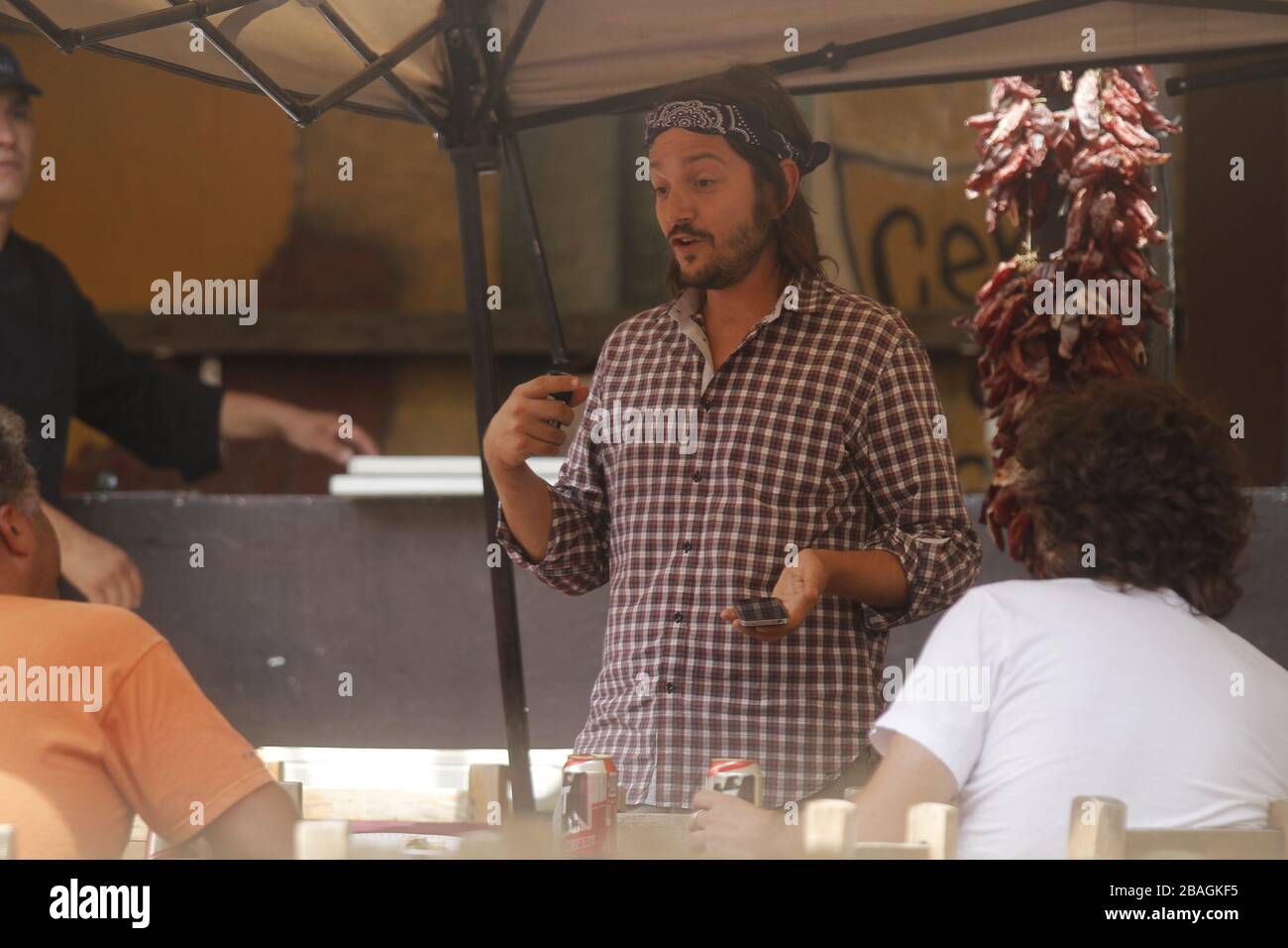 Diego luna comiendo y bebiendo en una comida durante una Fiesta privada en restaurante mexicano en hemosillo Sonora acompañado con el Director del Stockfoto