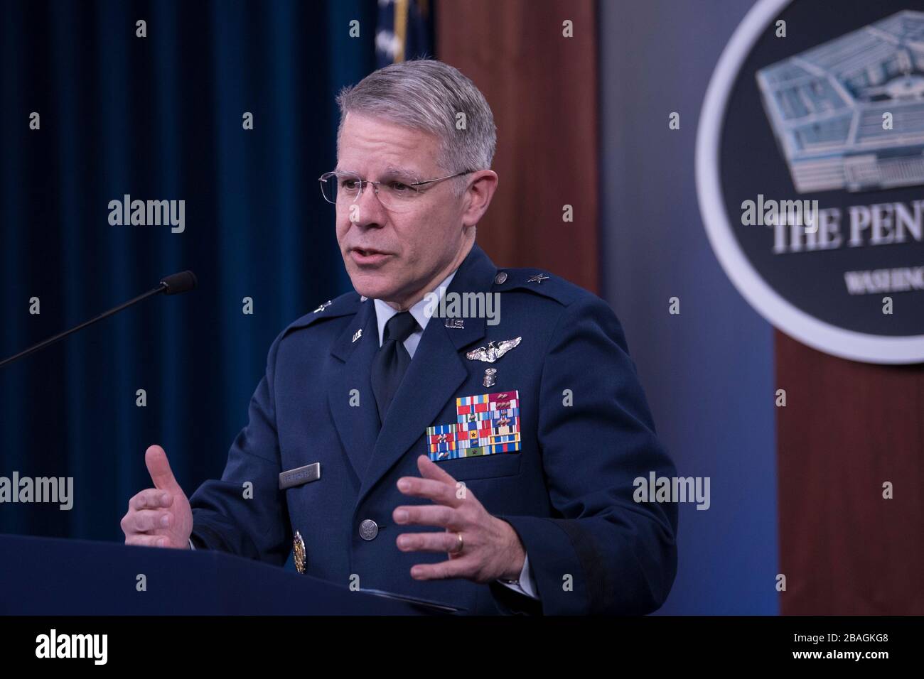 U.S. Joint Staff Surgeon Air Force Brig. Gen. Paul Friedrichs, MD, informiert Reporter über die COVID-19-Pandemie im Pentagon am 25. März 2020 in Arlington, Virginia. Stockfoto