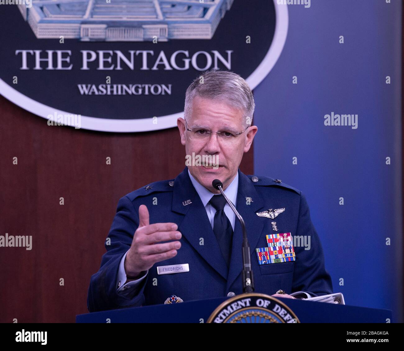 U.S. Joint Staff Surgeon Air Force Brig. Gen. Paul Friedrichs, MD, informiert Reporter über die COVID-19-Pandemie im Pentagon am 10. März 2020 in Arlington, Virginia. Stockfoto