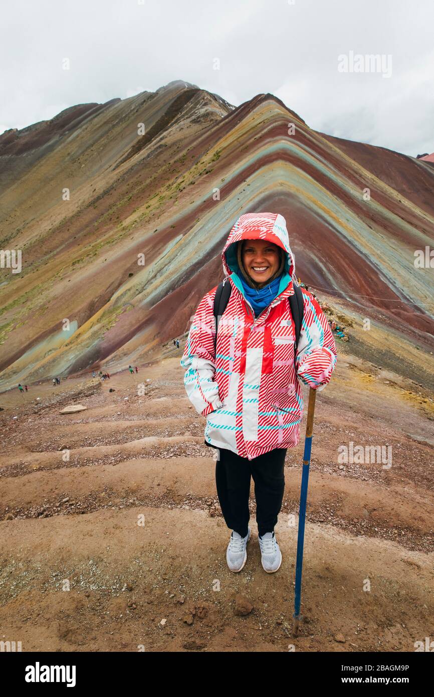 Eine junge Frau steht auf dem berühmten Regenbogen Berg in Peru Stockfoto