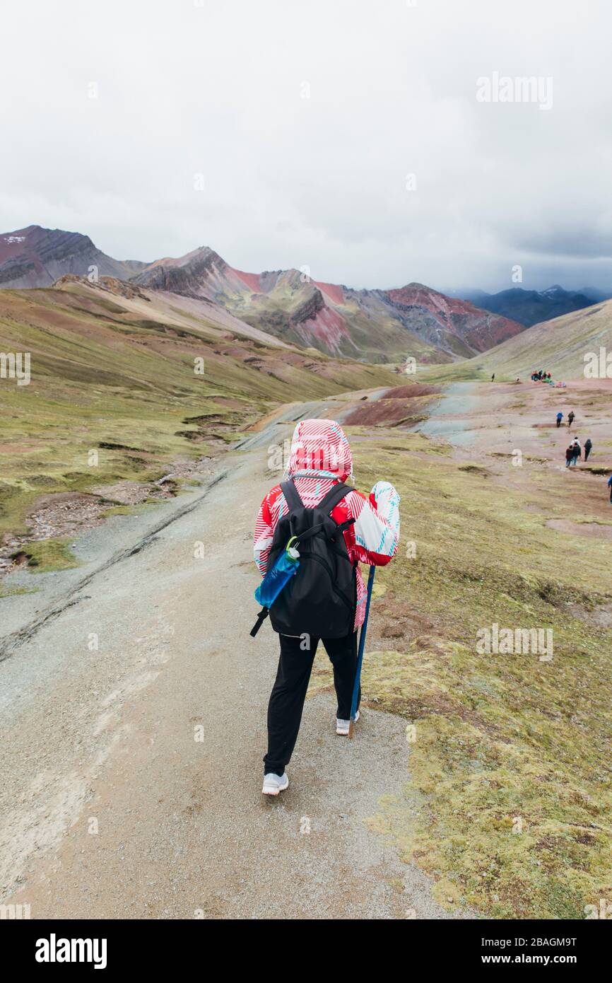 Eine junge Frau wandert zum berühmten Regenbogen Berg in Peru Stockfoto