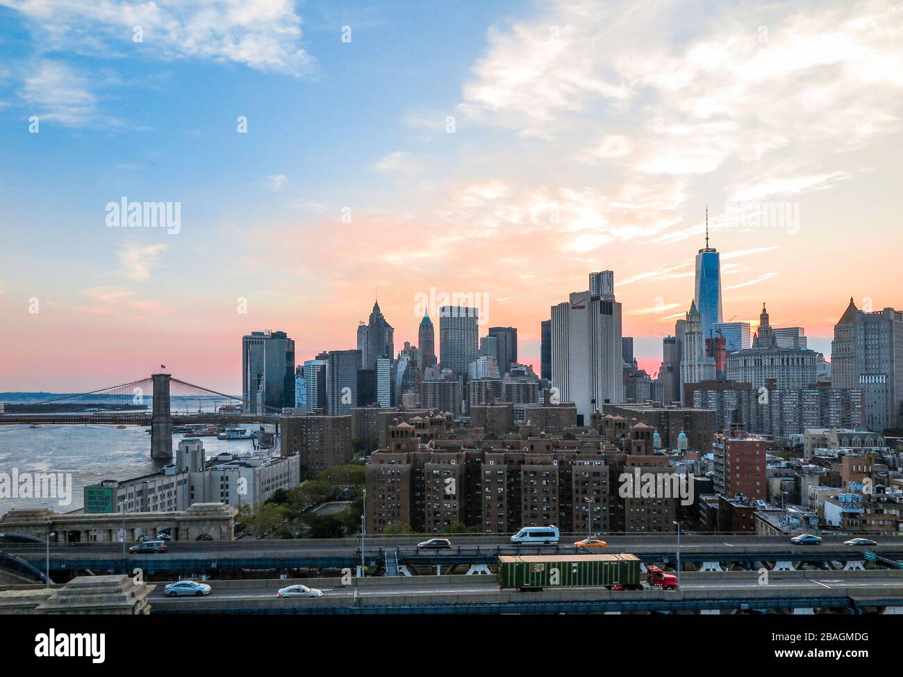 Blick auf die Skyline von New York und die Brooklyn Bridge bei Sonnenuntergang. Stockfoto