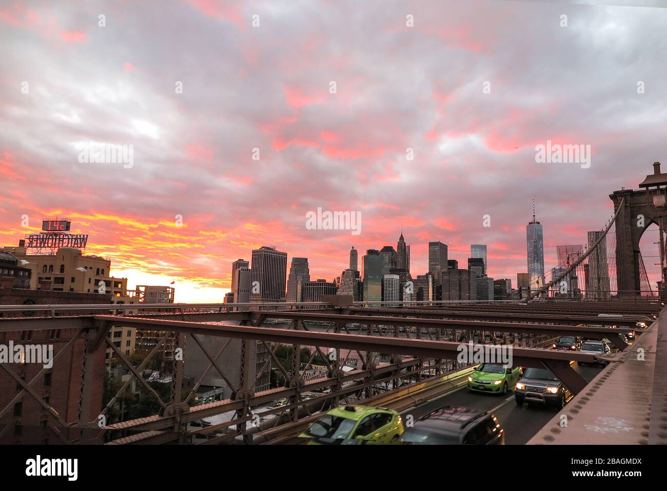 Skyline von Downtown New York von der Brooklyn Bridge bei Sonnenuntergang. Stockfoto