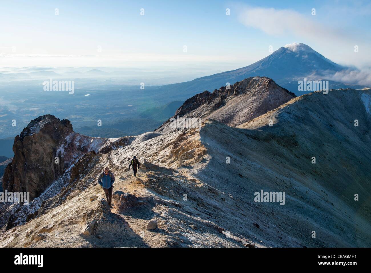 Zwei Personen klettern den Vulkan Iztaccihuatl in Mexiko Stockfoto