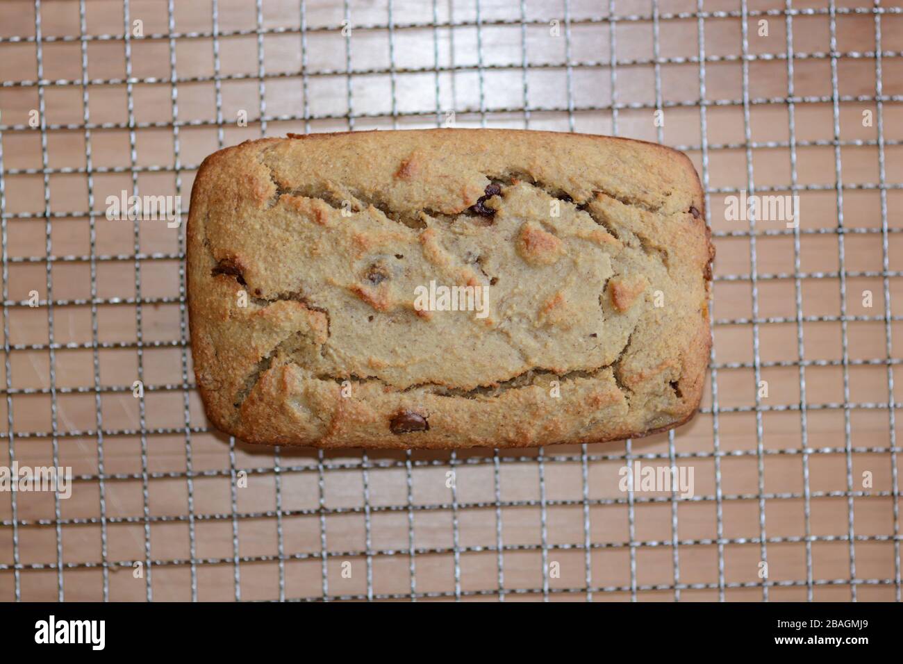 Foto von frisch gebackenem, hausgemachtem Brot auf einem Kühlregal. Schnelles Brot. Bananenbrot mit Schokoladenchips. Stockfoto