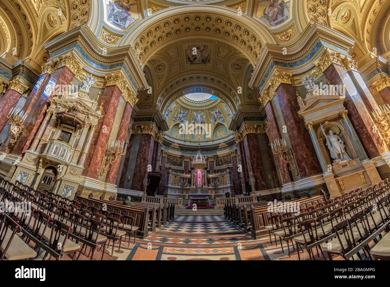 Innenansicht der Stephansbasilika, Kathedrale Budapest, Ungarn. Der Altar der Römisch-katholischen Basilika. Stockfoto