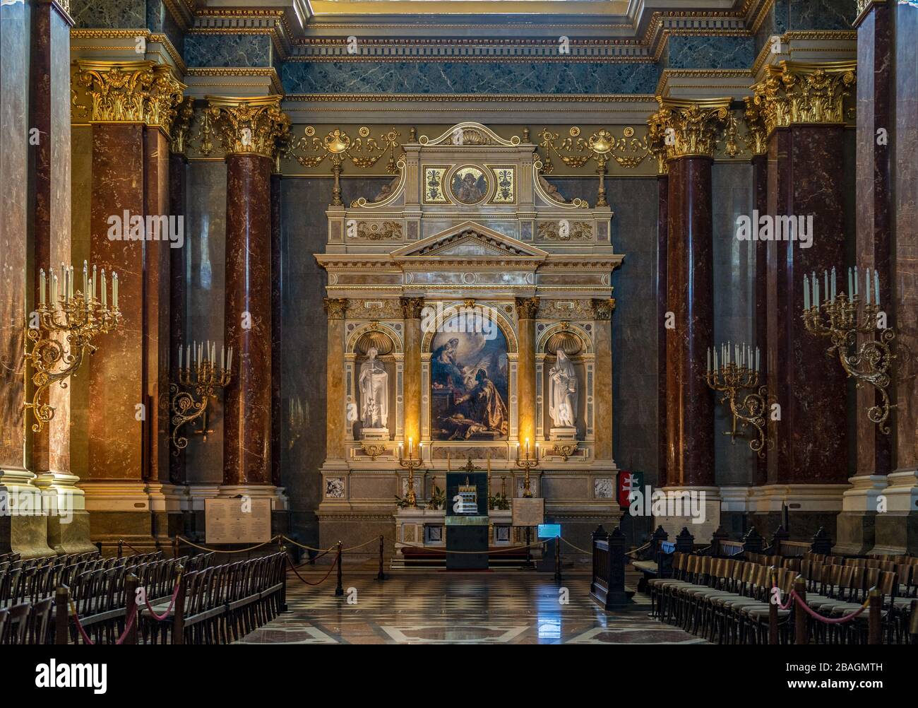 Innenansicht der Stephansbasilika, Kathedrale.Budapest, Ungarn. Das Heilige Recht in der Mitte. Stockfoto