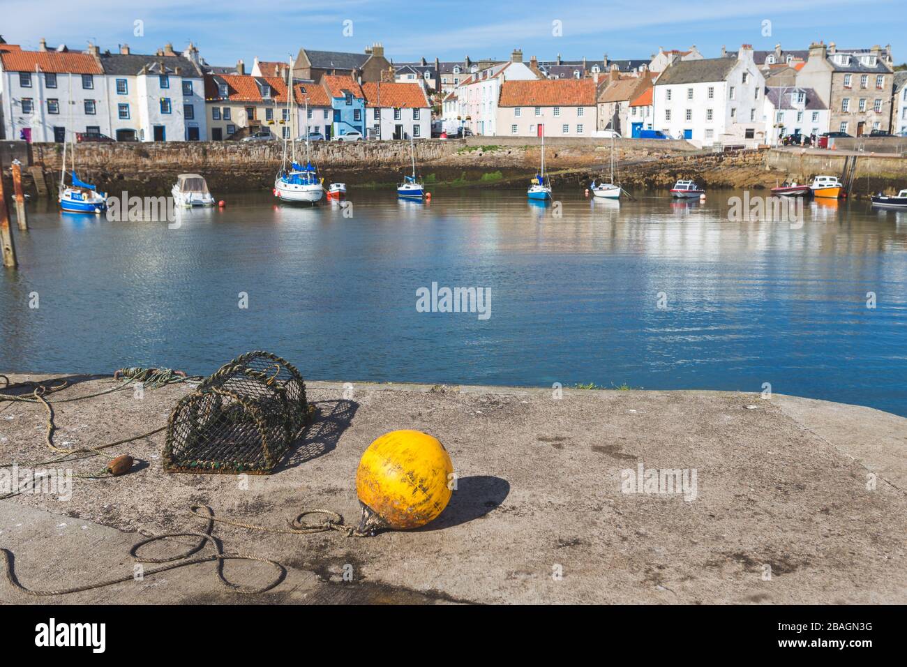 Traditionelle Hummer Töpfe/Krabbe Töpfe und kleine Fischerboote in der East Neuk of FIfe Fischen Dorf von Pittenweem, Schottland Stockfoto