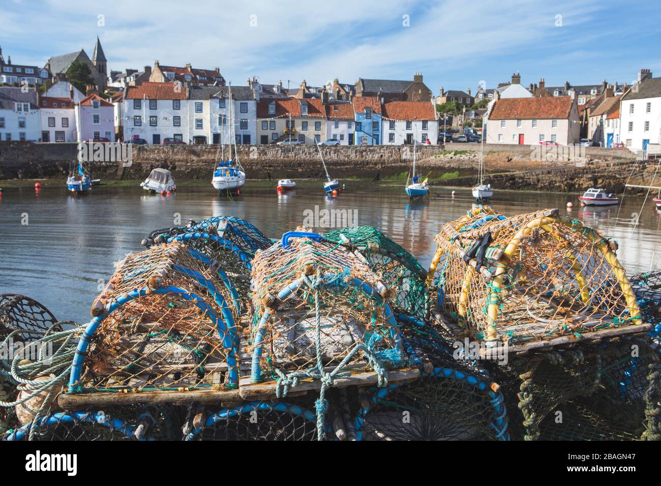 Traditionelle Hummer Töpfe/Krabbe Töpfe und kleine Fischerboote in der East Neuk of FIfe Fischen Dorf von Pittenweem, Schottland Stockfoto