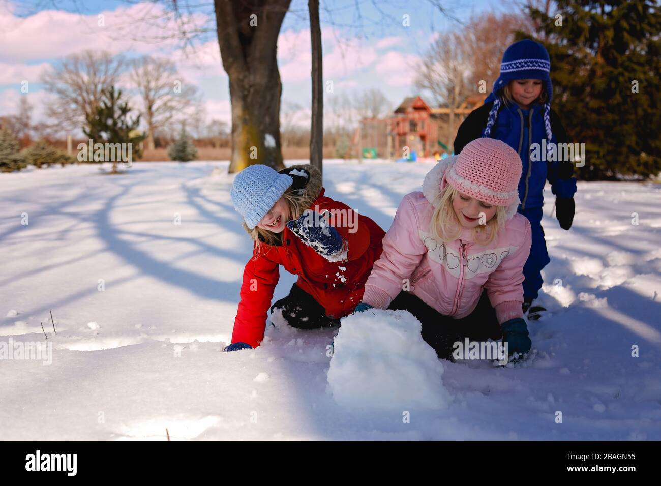 Kinder spielen im Winter beim Schneeball Stockfoto