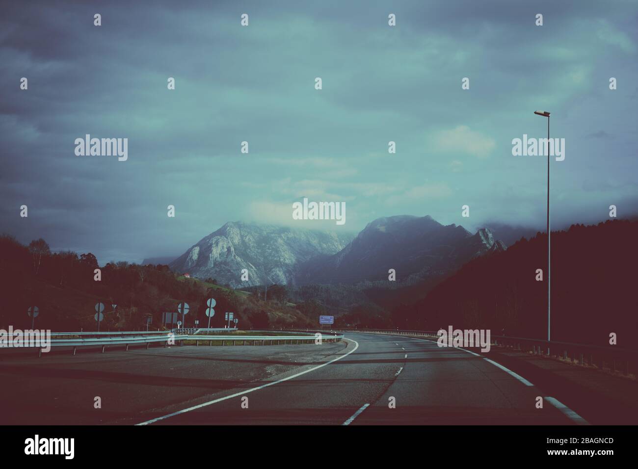 Die verlassene Autobahn erstreckt sich durch die nordbergige Region Spaniens. Stockfoto