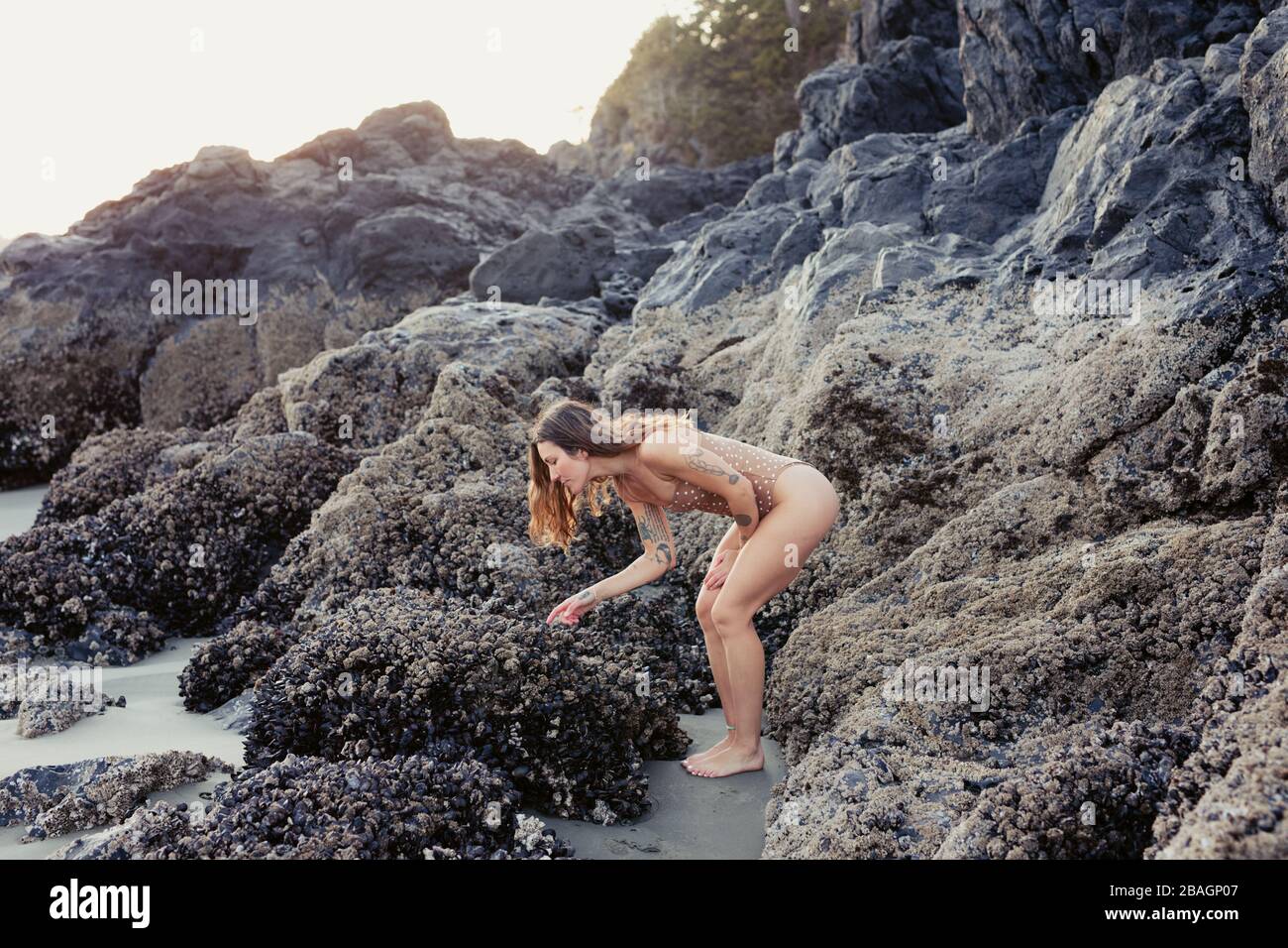 Schöne Frau erkundet den Strand in Tofino Stockfoto