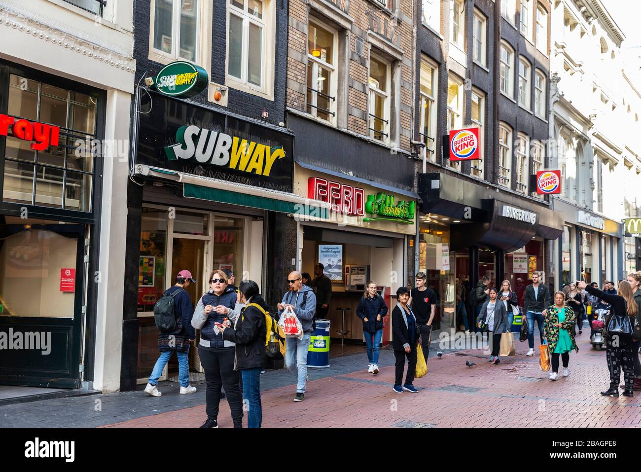 Amsterdam, Niederlande - 7. September 2018: Einkaufsstraße mit Bekleidungsgeschäften und Fast-Food-Restaurants mit Menschen im Zentrum Amsterdams Stockfoto