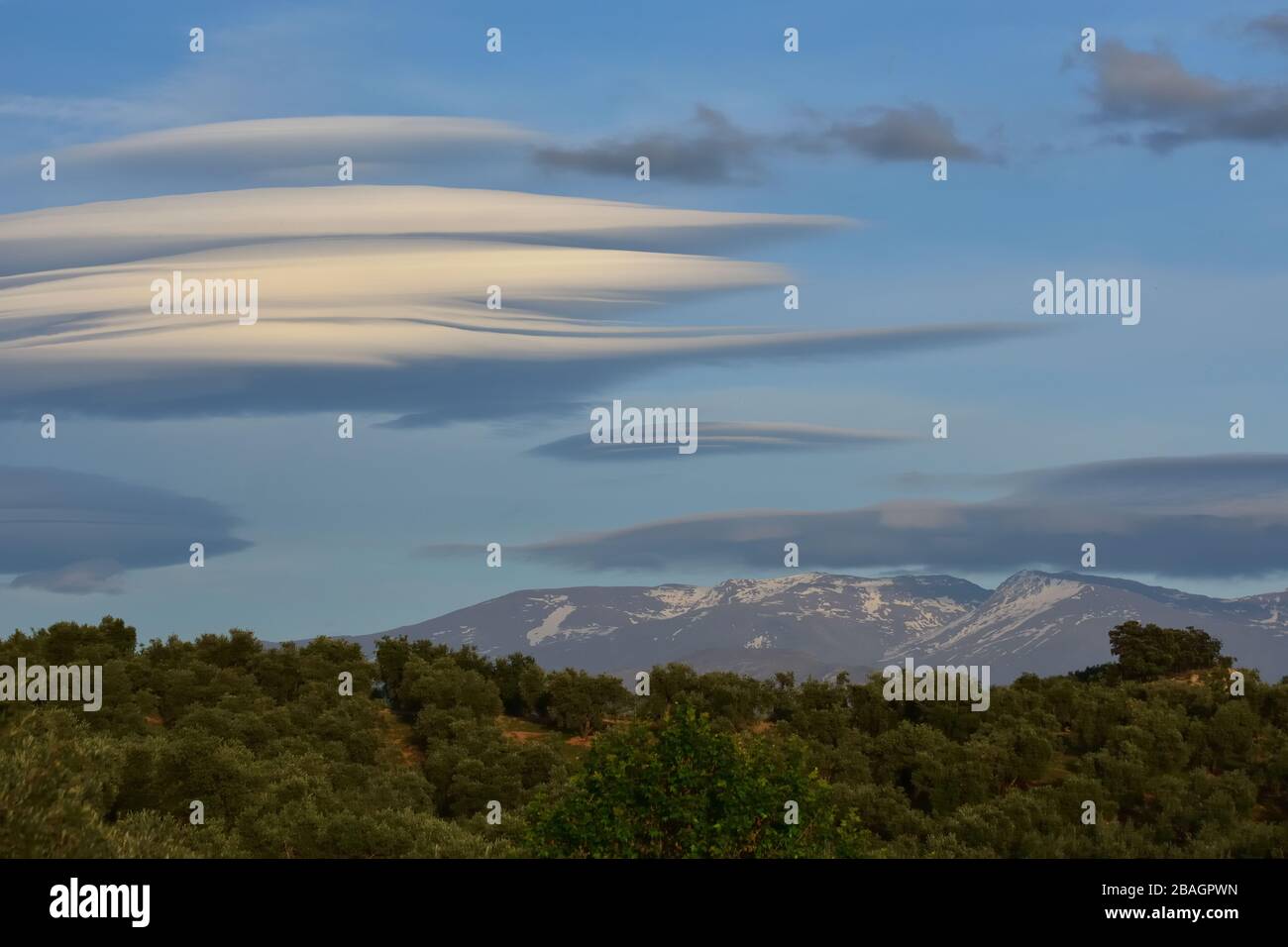 Riesige weiße Lentikularwolken über der Sierra Nevada in Granada Stockfoto