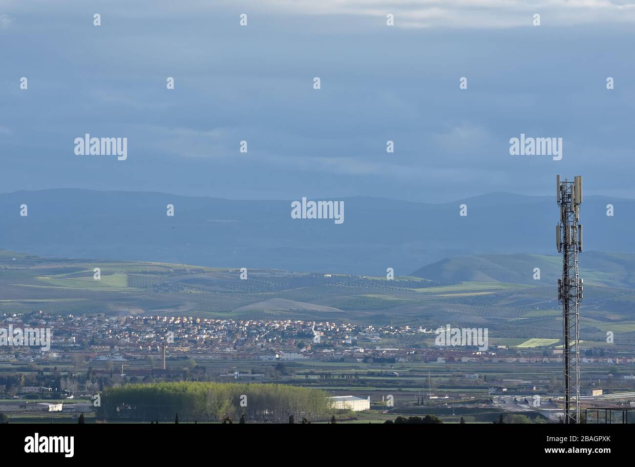Telekommunikationsantenne mit Städten und der fruchtbaren Ebene von Granada im Hintergrund Stockfoto
