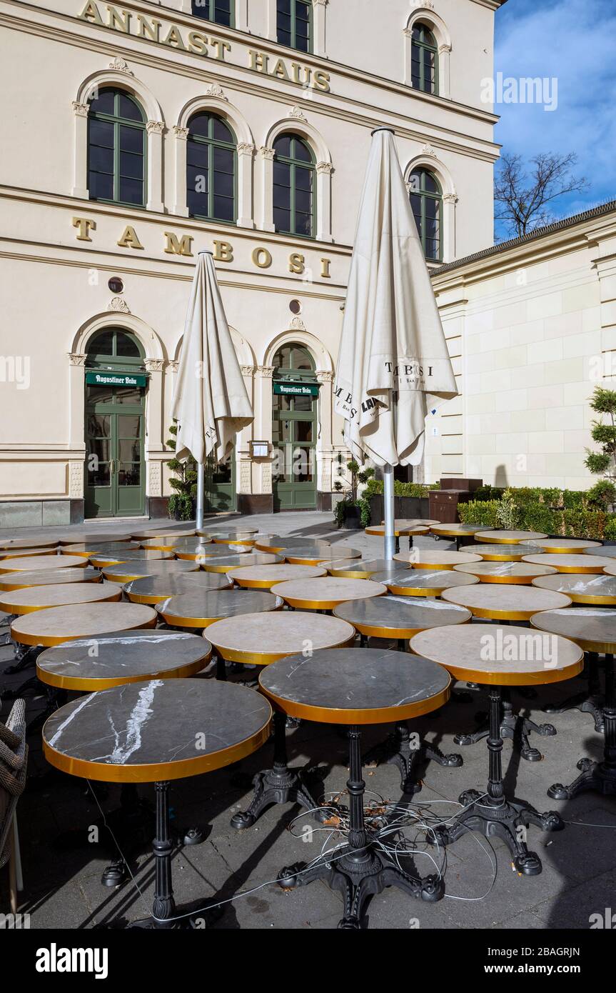 Bayern-München-Deutschland, 27. März 2020: Tambosi, Bar-Restaurant-Lounge. Leere geschlossene Restaurants und Bars, wegen des Shutdowns aufgrund des Corona-Virus Stockfoto