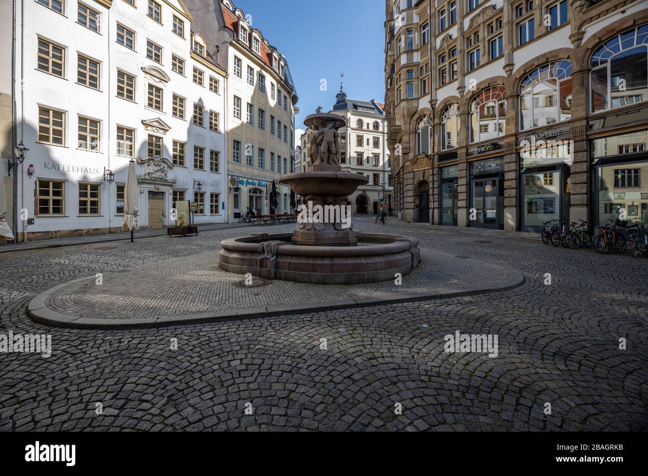 Leipzig, 03-27-2020, leere Restaurants und Geschäfte in der Innenstadt wegen Corona-/Barfuß-Gasse (Barfüßgässchen) mit Lipsia-Brunnen Stockfoto