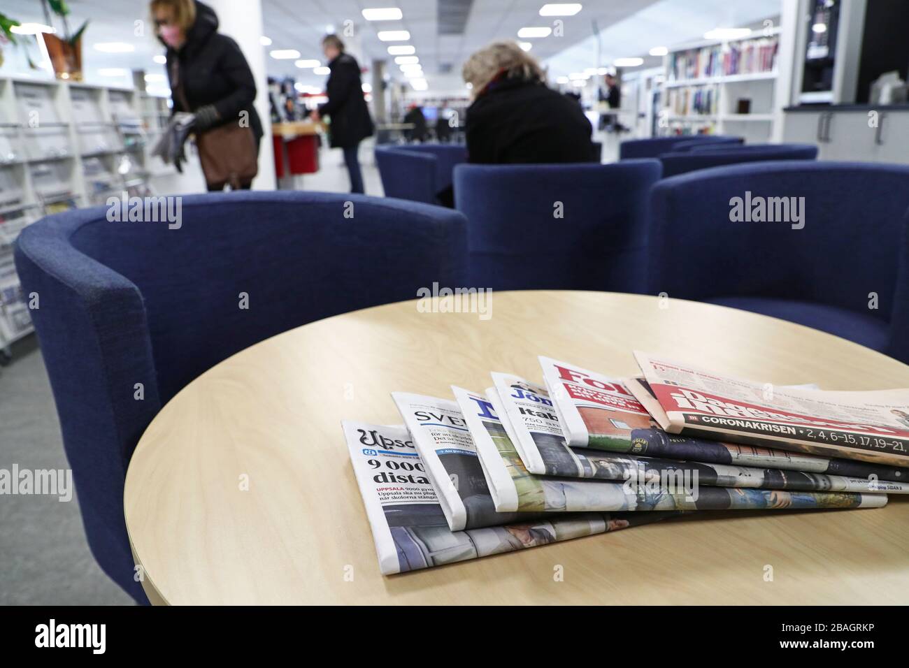 Motala, Schweden 20200319 Zeitungsbild in einer Bibliothek. Mehrere Medienkonzerne haben bereits im Zusammenhang mit der Pandemie enorme Verluste an Werbeeinnahmen erlebt. Foto Jeppe Gustafsson Stockfoto