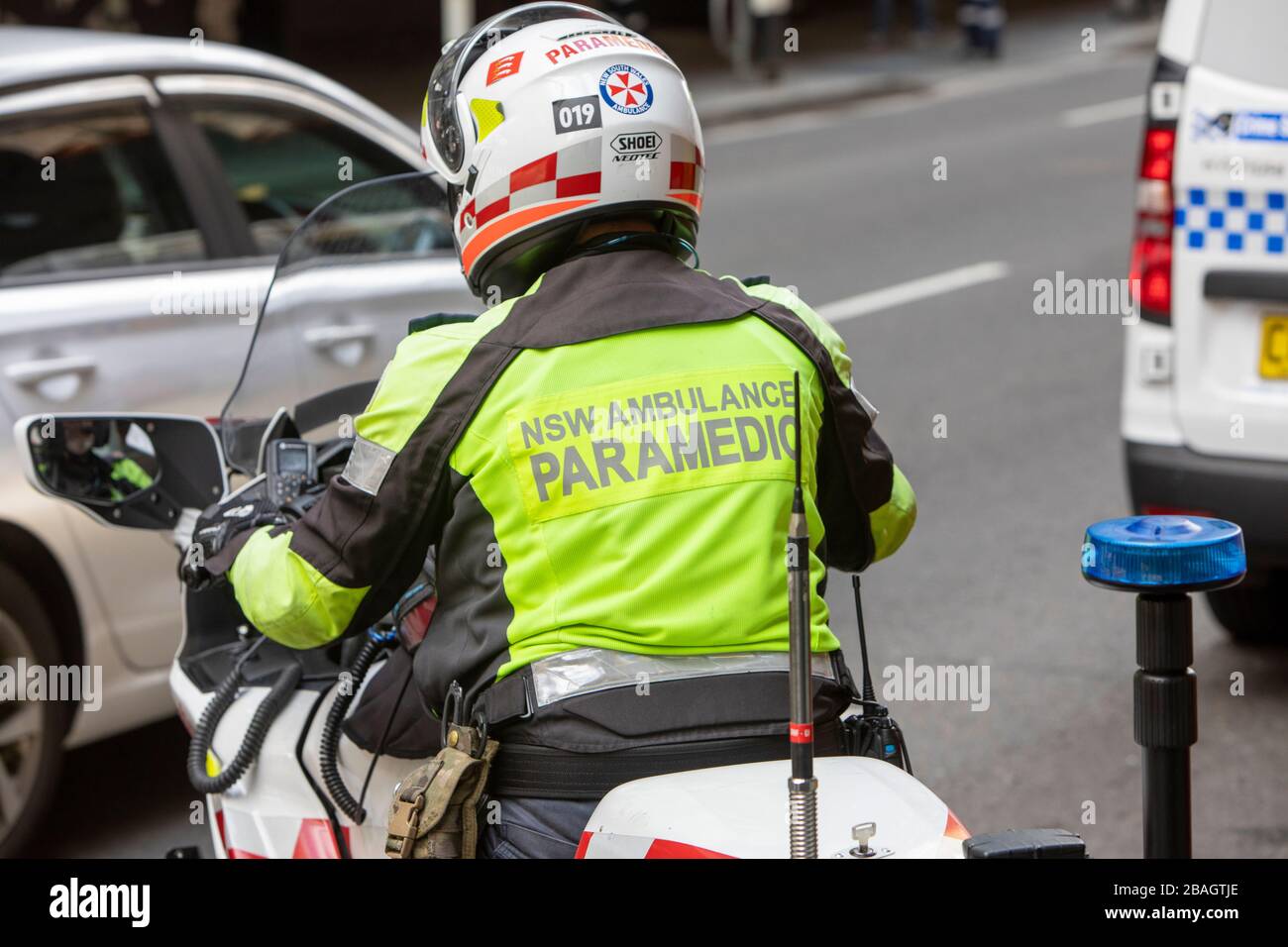 Sydney Sanitäter kommen vor einem hotel in sydney an, in dem Passagiere von Kreuzfahrtschiffs übernachten, Sanitäter kommen auf seinem Motorrad an Stockfoto