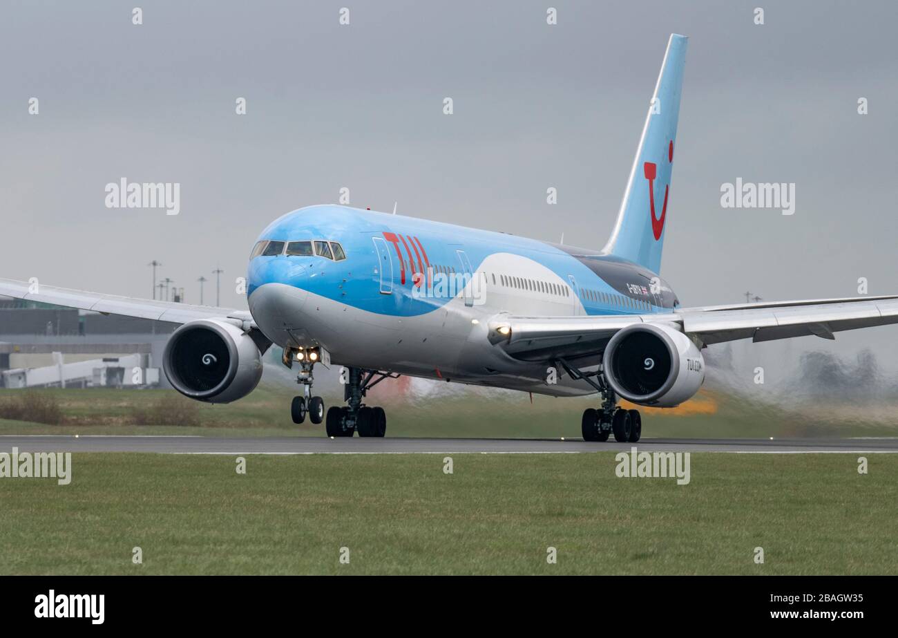 TUI Boeing 767-300 mit Start vom Flughafen Manchester (G-OBYH) Stockfoto