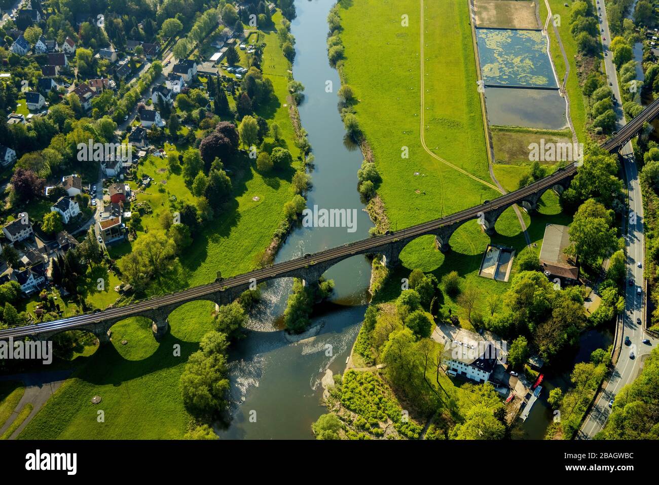 Viadukt Ruhrgebiet, Bahnbrücke über die Ruhraue, 30.04.2019, Luftbild, Deutschland, Nordrhein-Westfalen, Ruhrgebiet, Witten Stockfoto