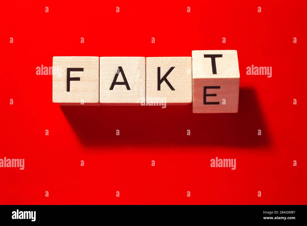 Fakt oder Fake, Symbol für gefälschte Nachrichten und alternative Fakten Stockfoto