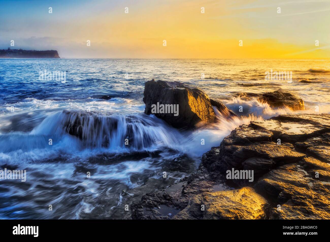 Erodierte Sandsteinfelsen an den Nordstränden von Sydney rund um Turimetta gehen bei Sonnenaufgang an den Kopf. Stockfoto