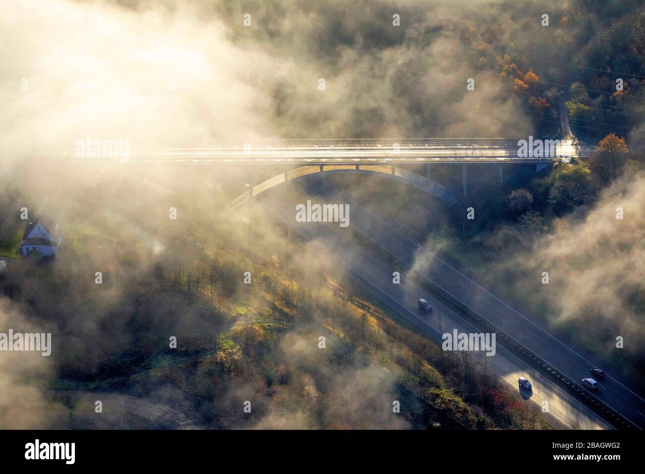 , Nebel über Autobahnbrücke auf der Autobahn A46 bei Arnsberg, 11.12.2013, Luftbild, Deutschland, Nordrhein-Westfalen, Sauerland, Arnsberg Stockfoto