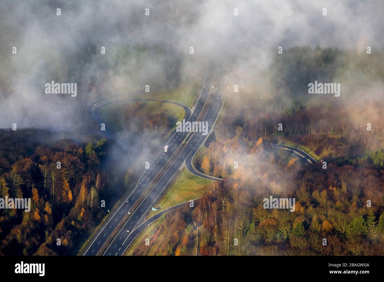 , Nebel über der Autobahn A46 bei der Exis Arnsberg-Altstadt, 11.12.2013, Luftbild, Deutschland, Nordrhein-Westfalen, Sauerland, Arnsberg Stockfoto
