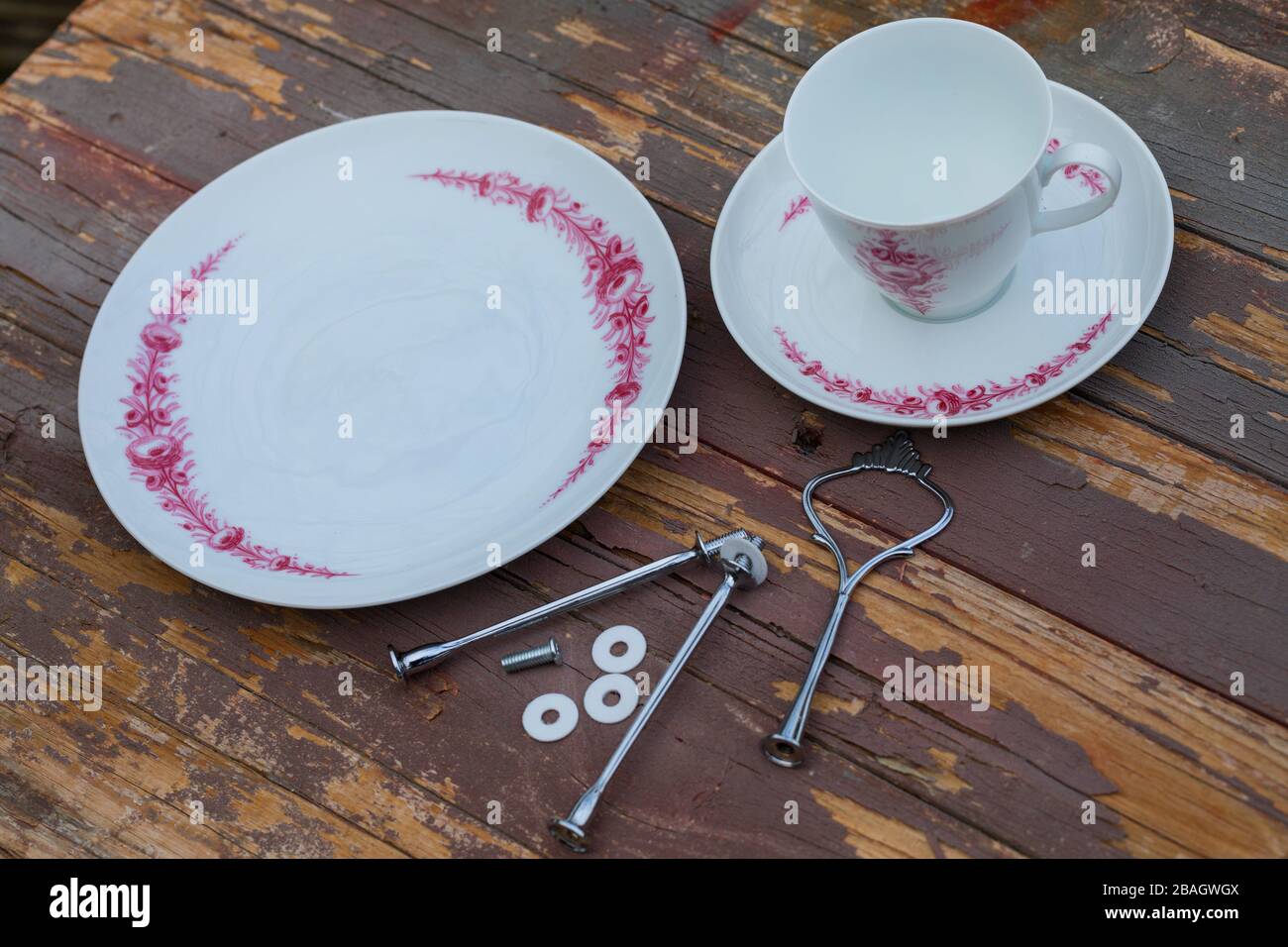 Birdhouse wird mit einem alten Kaffeeset hergestellt, Serienbild 1/6, Deutschland Stockfoto