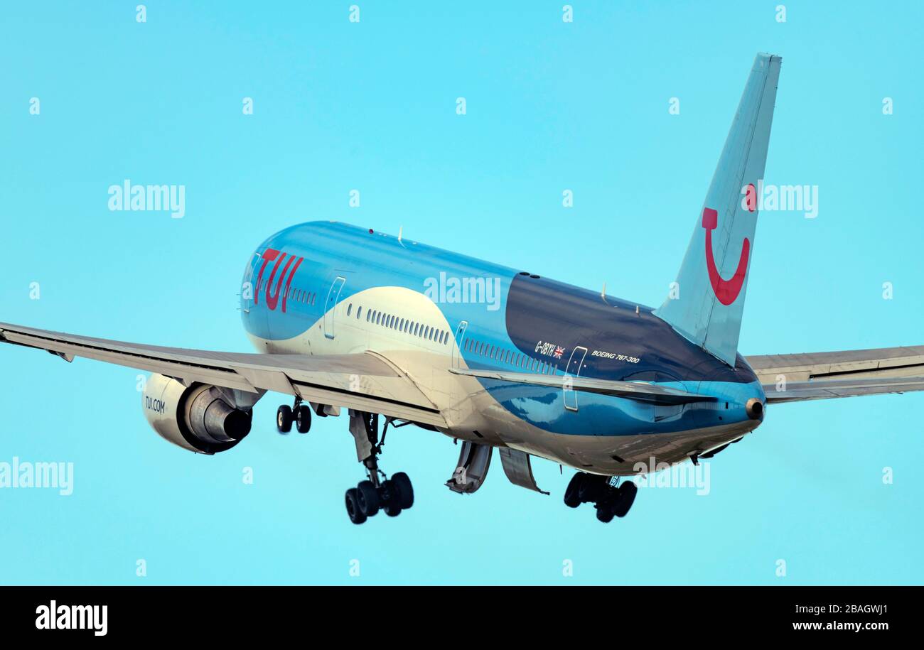 TUI Boeing 767-300 mit Start vom Flughafen Manchester (G-OBYH) Stockfoto