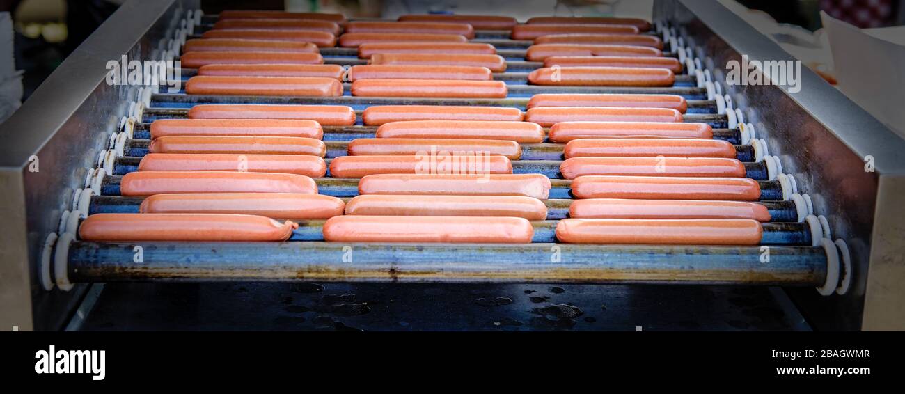 Hot Dogs auf einem Grill bei einer Veranstaltung im Freien. Stockfoto