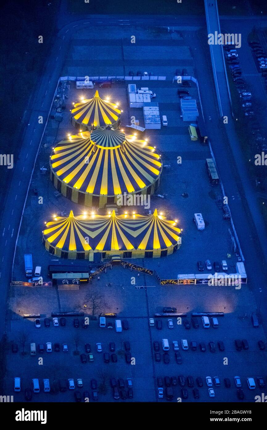 Nachtaufnahme des Zirkuszeltzirkus Flic Flac mit dem 3. Weihnachtszirkus Schoene Feuertage in Dortmund, 17.12.2013, Luftaufnahme, Deutschland, Nordrhein-Westfalen, Ruhrgebiet, Dortmund Stockfoto