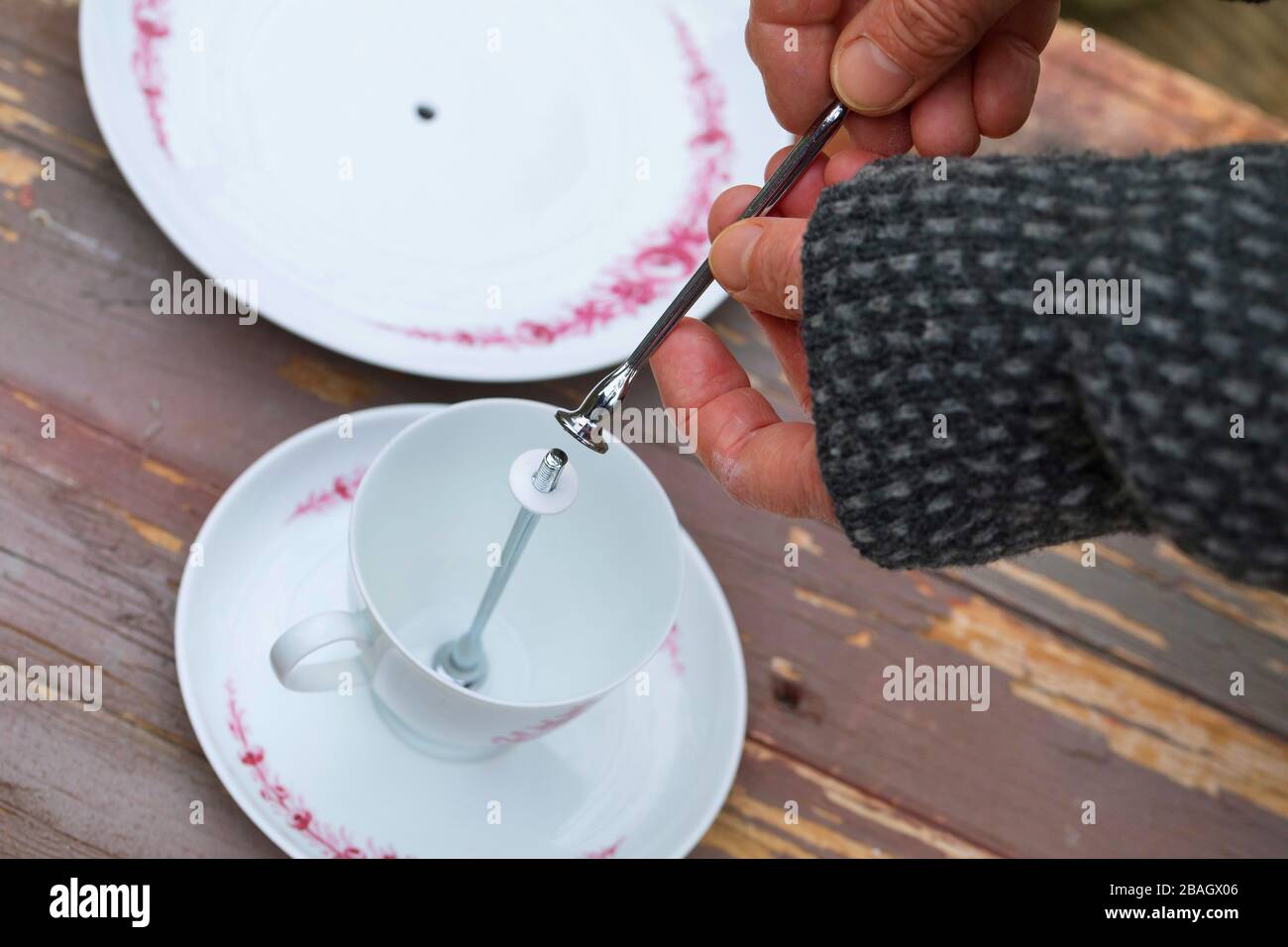 Birdhouse wird mit einem alten Kaffeeset hergestellt, Serienbild 4/6, Deutschland Stockfoto