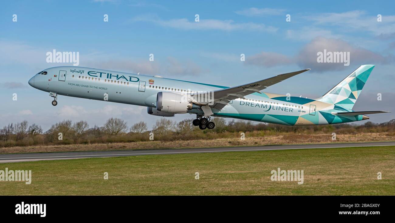 Etihad Airways Boeing 787-10 Dreamliner, A6-BMH, Abfahrt vom Flughafen Manchester Stockfoto