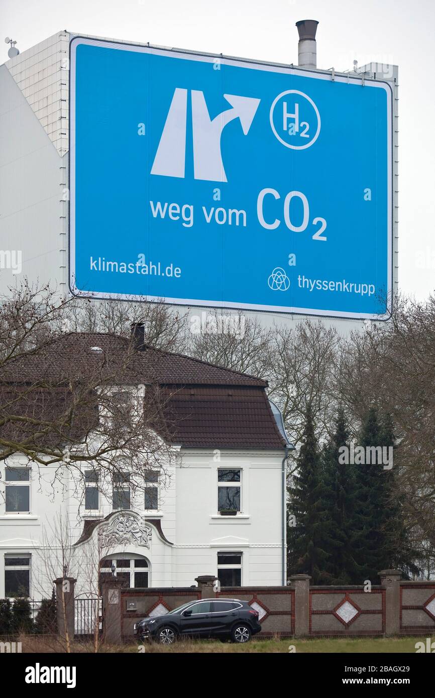 Großformat-Plakat an der Autobahn A 40, von CO2 bis H2, Klimastahl, Fabrikhalle von ThyssenKrupp Steel Europe, Deutschland, Nordrhein-Westfalen, Ruhrgebiet, Bochum Stockfoto