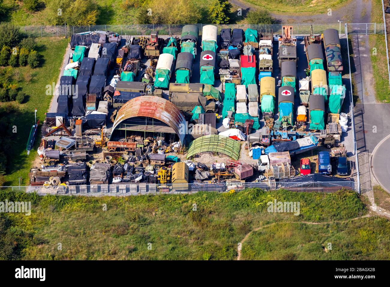 Müllplatz mit Bundeswehr-Fahrzeugen und Rettungswagen, Auto Service Gellings, 06.09.2019, Luftaufnahme, Deutschland, Nordrhein-Westfalen, Ruhrgebiet, Voerde Stockfoto