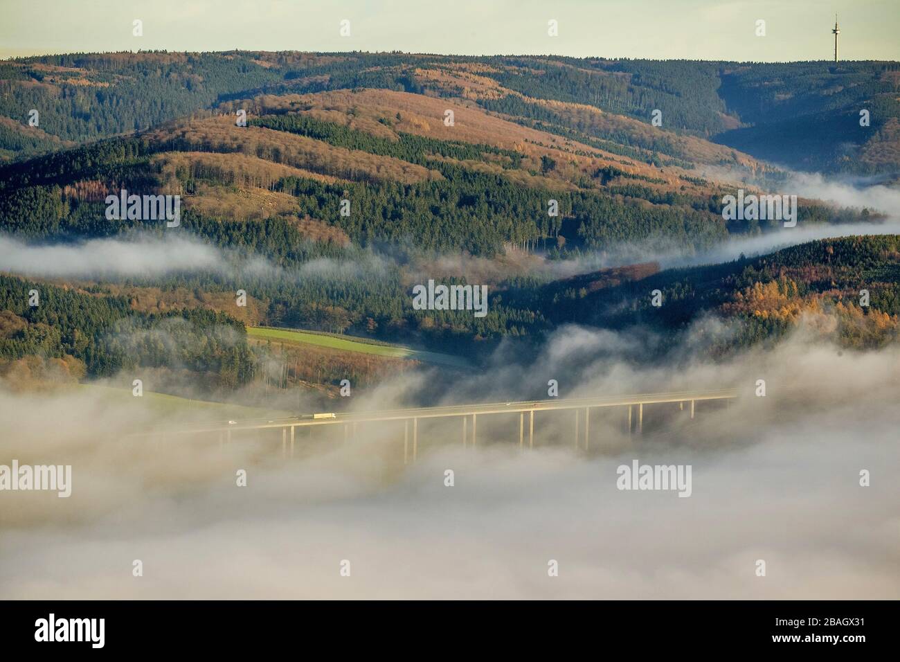Nebel über dem Bau der Autobahn A46 - Viadukt Wennemen bei Meschede, 11.12.2013, Luftaufnahme, Deutschland, Nordrhein-Westfalen, Sauerland, Wennemen Stockfoto