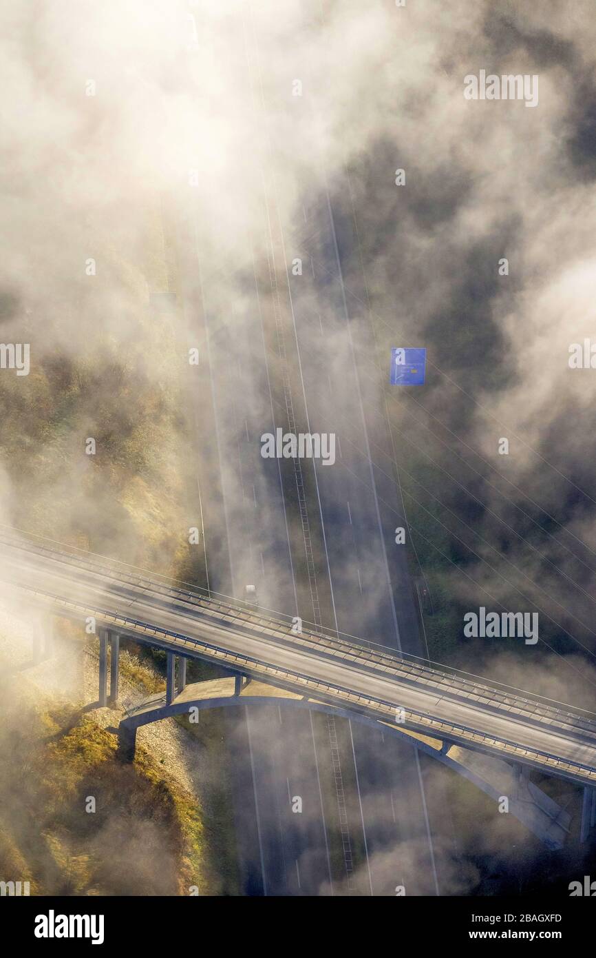 , Nebel über Autobahnbrücke auf der Autobahn A46 bei Arnsberg, 11.12.2013, Luftbild, Deutschland, Nordrhein-Westfalen, Sauerland, Arnsberg Stockfoto