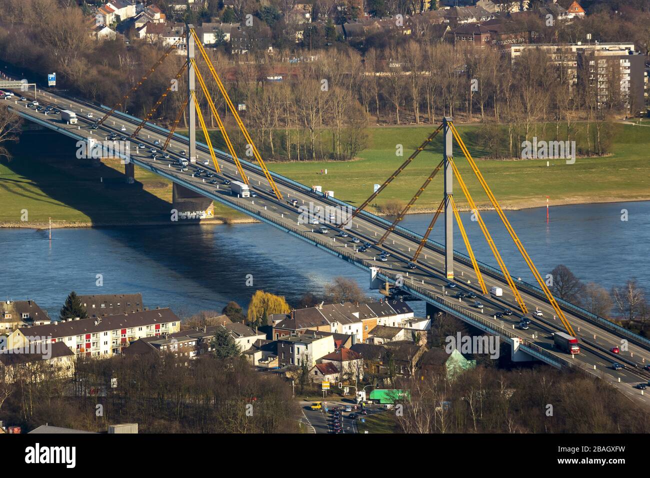 , Pylone der Autobahnbrücke A 42 über den Rheinübergang Beekerwerth, 12.03.2015, Luftaufnahme, Deutschland, Nordrhein-Westfalen, Ruhrgebiet, Duisburg Stockfoto