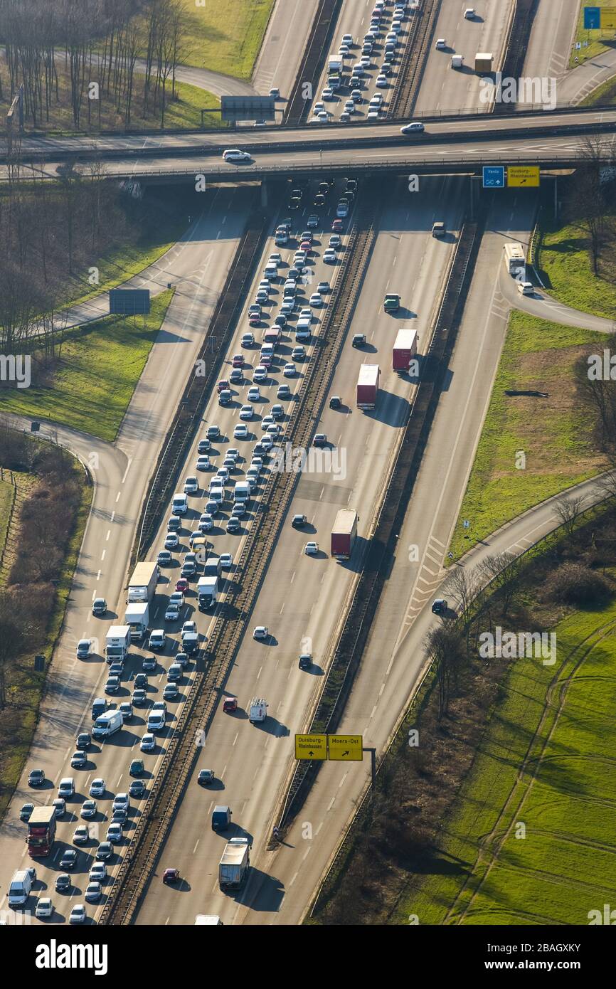 , Stau auf der Autobahn A40 Ausfahrt Duisburg-Rheinhausen in Duisburg, 12.03.2015, Luftbild, Deutschland, Nordrhein-Westfalen, Ruhrgebiet, Duisburg Stockfoto