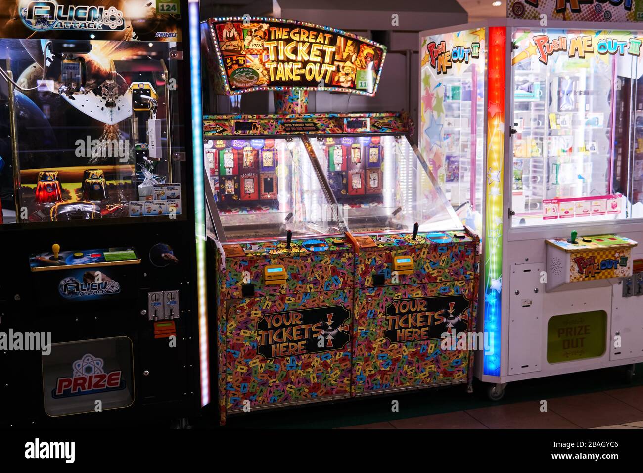 Perm, Russland - 25. März 2020: Innenraum einer leeren verdunkelten Spielhalle Stockfoto