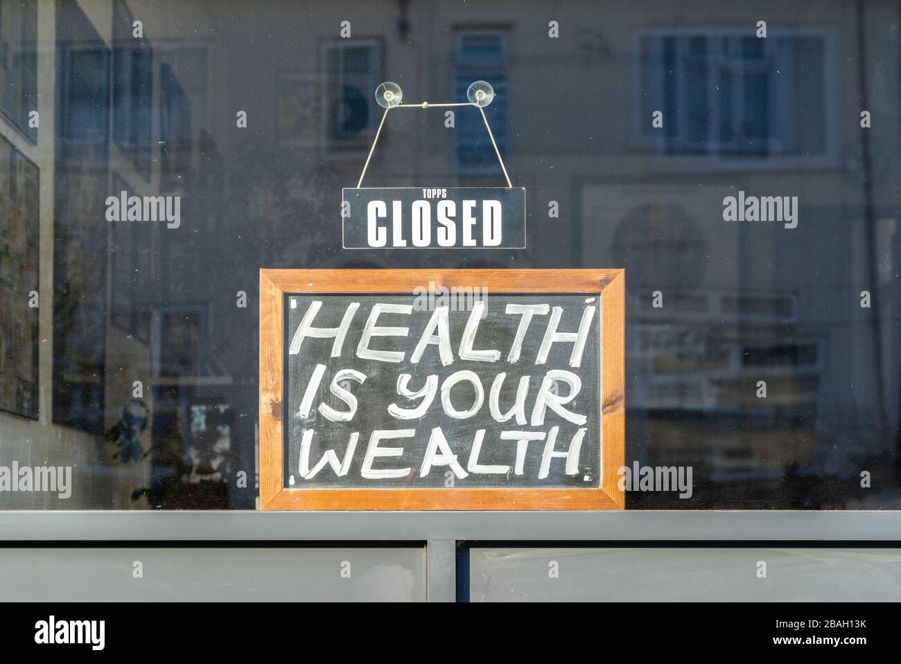 Gesundheit ist Ihr Reichtum geschlossenes Zeichen, ein Friseur geschlossen während der Coronavirus-Pandemie im März 2020, Southampton, England, Großbritannien Stockfoto