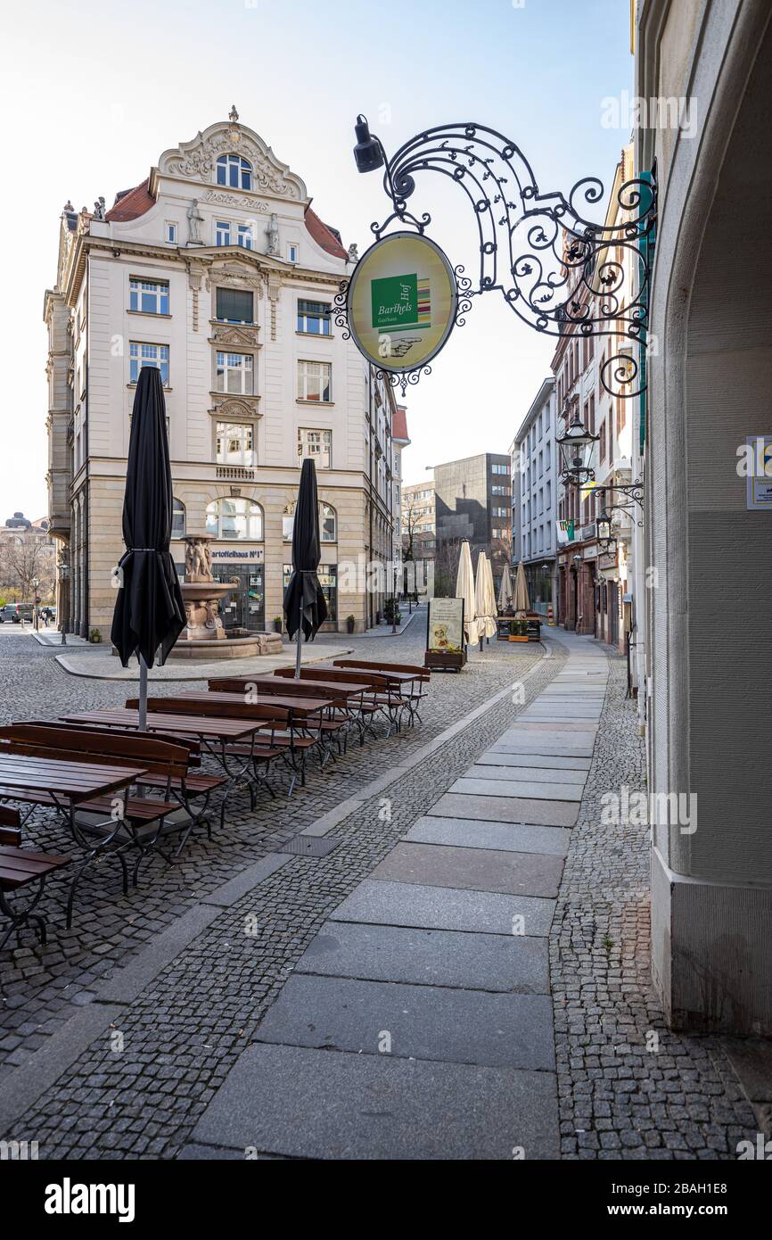 Leipzig, 03-27-2020, leere Restaurants und Geschäfte in der Innenstadt wegen Corona-/Barfuß-Gasse (Barfüßgässchen) Stockfoto